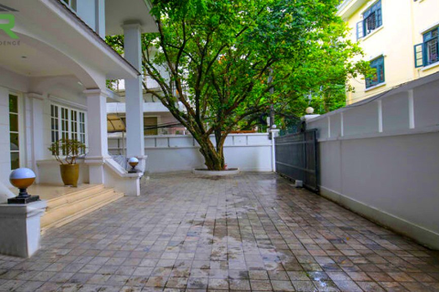 Modern 4 bedroom house for rent in center of Tay Ho with large yard