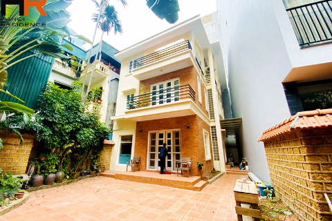 Cozy& Spacious 4-bedroom House with Courtyard for rent in Tay Ho 