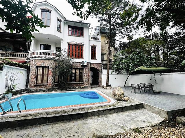 Elegant 5 bedroom garden villa for rent in Tay Ho with swimming pool