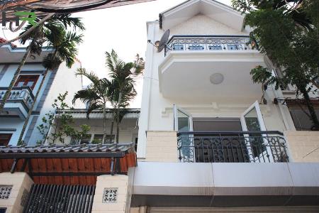 3 bedroom house in Tay Ho for rent with garage and yard