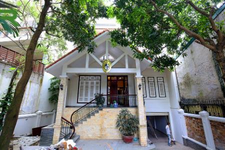 Unfurnished 5 bedroom villa for rent in Tay Ho 
