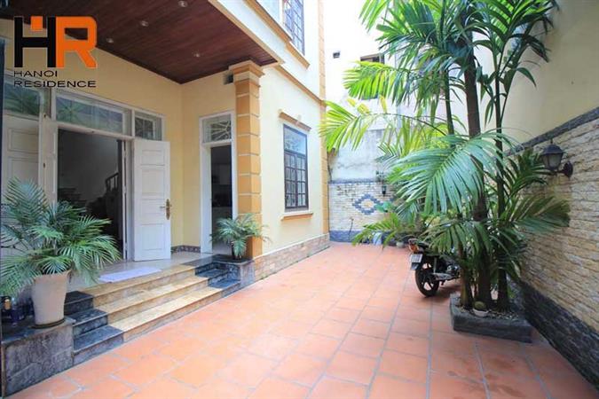 Large yard house in the center of Tay Ho with 4 bedrooms for rent
