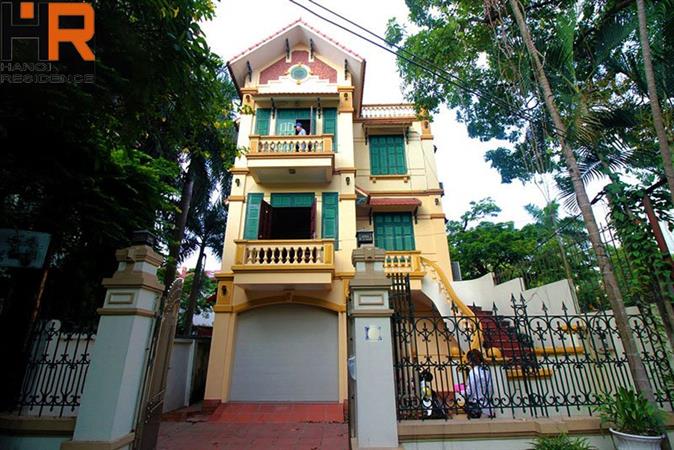 Spacious 4 bedroom with a large yard and a garage for rent in Tay Ho 