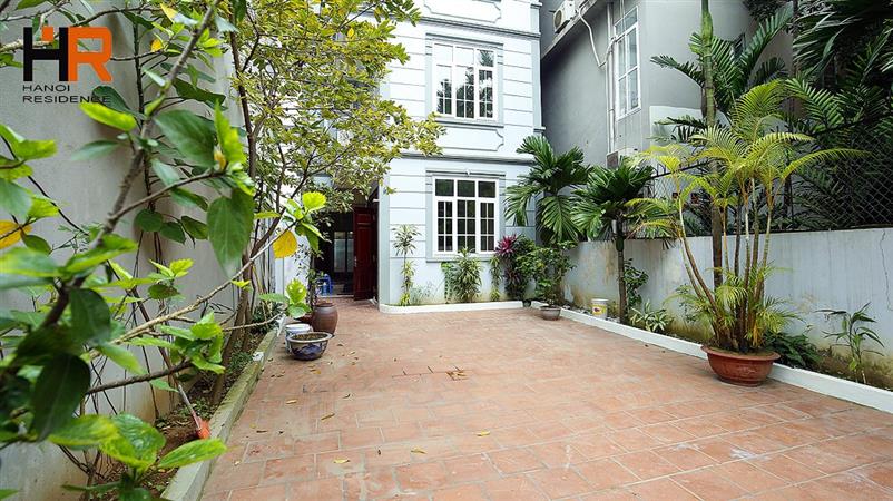 Large Yard House with 4 Bedrooms and Basic Furniture for rent on To Ngoc Van st