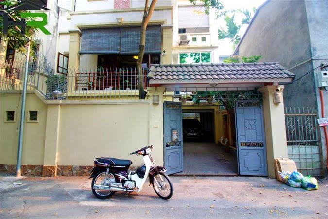 4-bedroom house with a large yard and full furniture for rent in Tay Ho, car access