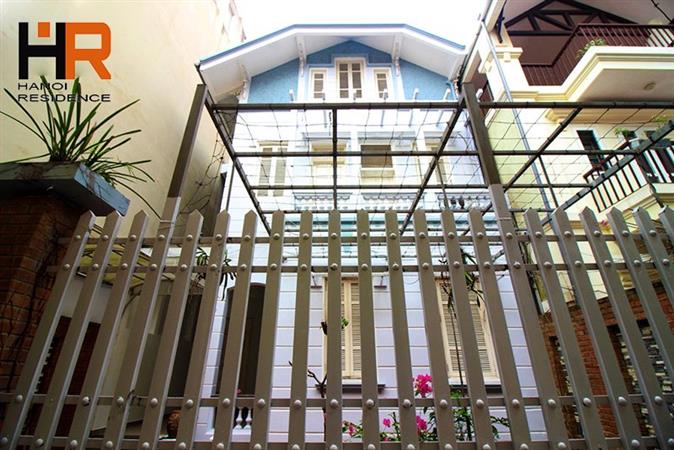 A nice house with 3bedrooms and a front yard for rent in Tay Ho  