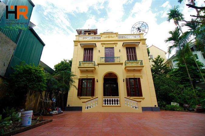 Big yard house with 5 bedrooms and full furniture for rent in Tay Ho