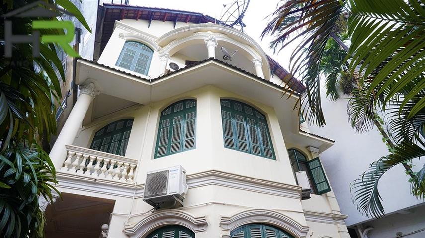 Stunning garden house with 5 bedrooms and French design for rent in Tay Ho 