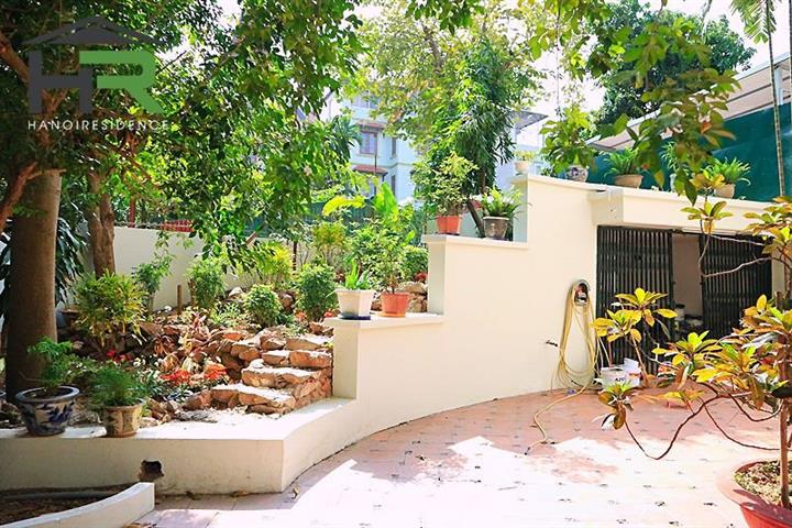 Stunning garden villa with 4 bedrooms for rent in Tay Ho, non furnished 