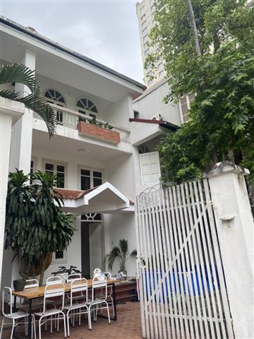 Beautiful 4 bedroom house for rent on Dang Thai Mai street with nice court yard