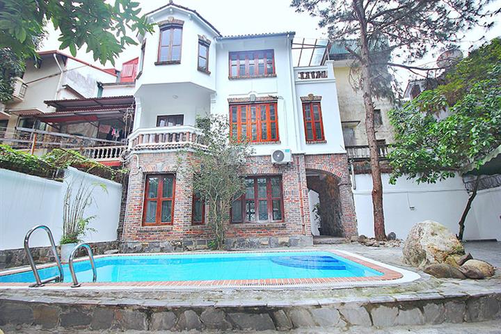 Elegant 5 bedroom garden villa for rent in Tay Ho with swimming pool