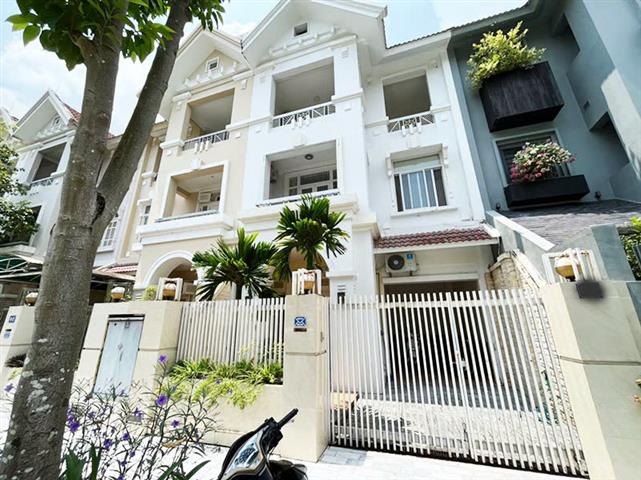 Pretty 4 bedroom villa for rent in T6 block in Ciputra with full furniture