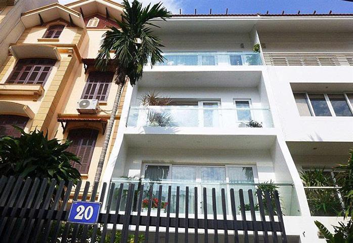 Beautiful 4 bedroom house for rent on Dang Thai Mai street with nice courtyard