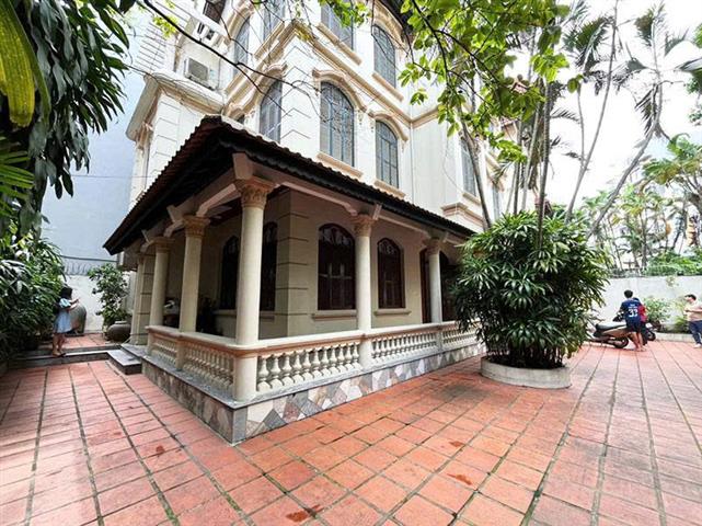 Unfurnished 4 bedroom villa for rent in Tay Ho district with a spacious courtyard